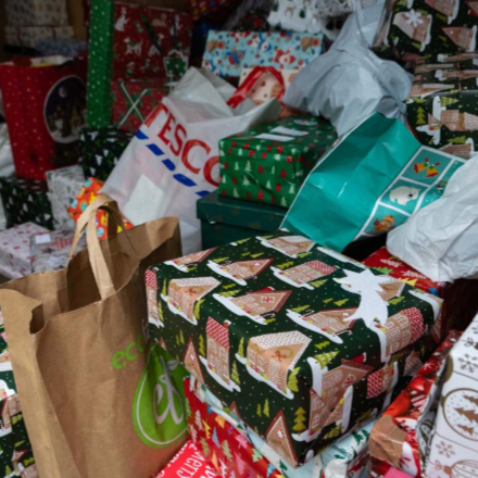 Célba értek az angyalbatyuk – személyesen vitte el Fülöp metropolita