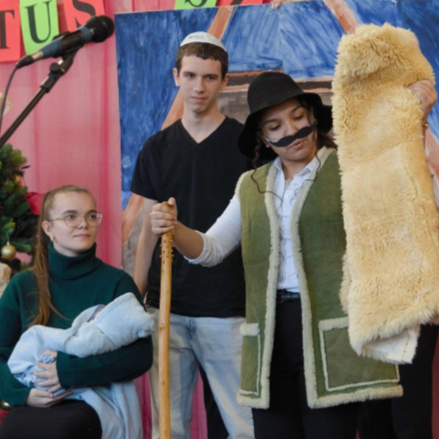 Adventi gyertyagyújtás és rendhagyó karácsonyi műsor a Szent László gimnáziumban 