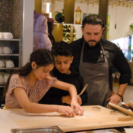 Lakásotthonos gyerekekkel sütött mézeskalácsot Balogh Roland séf