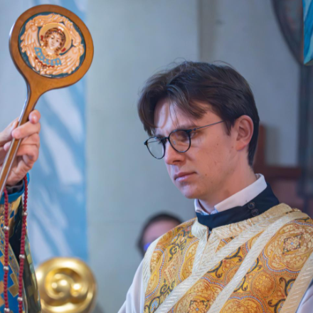 Kézen fogva a kegyelemben – egy élet az oltár szolgálatában